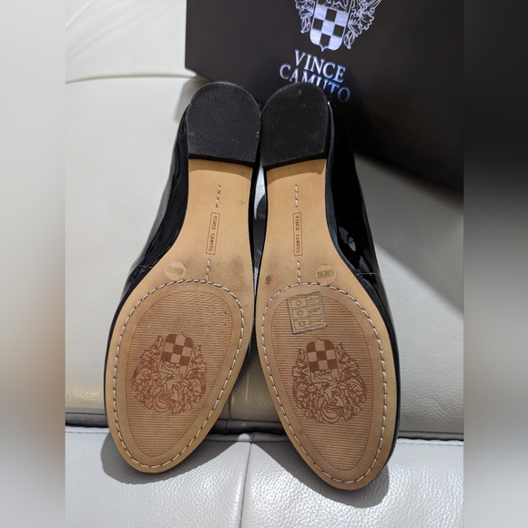 Vince Camuto Benningly Black Patent Leather Flats in Size 6.5 - Picture 3 of 4